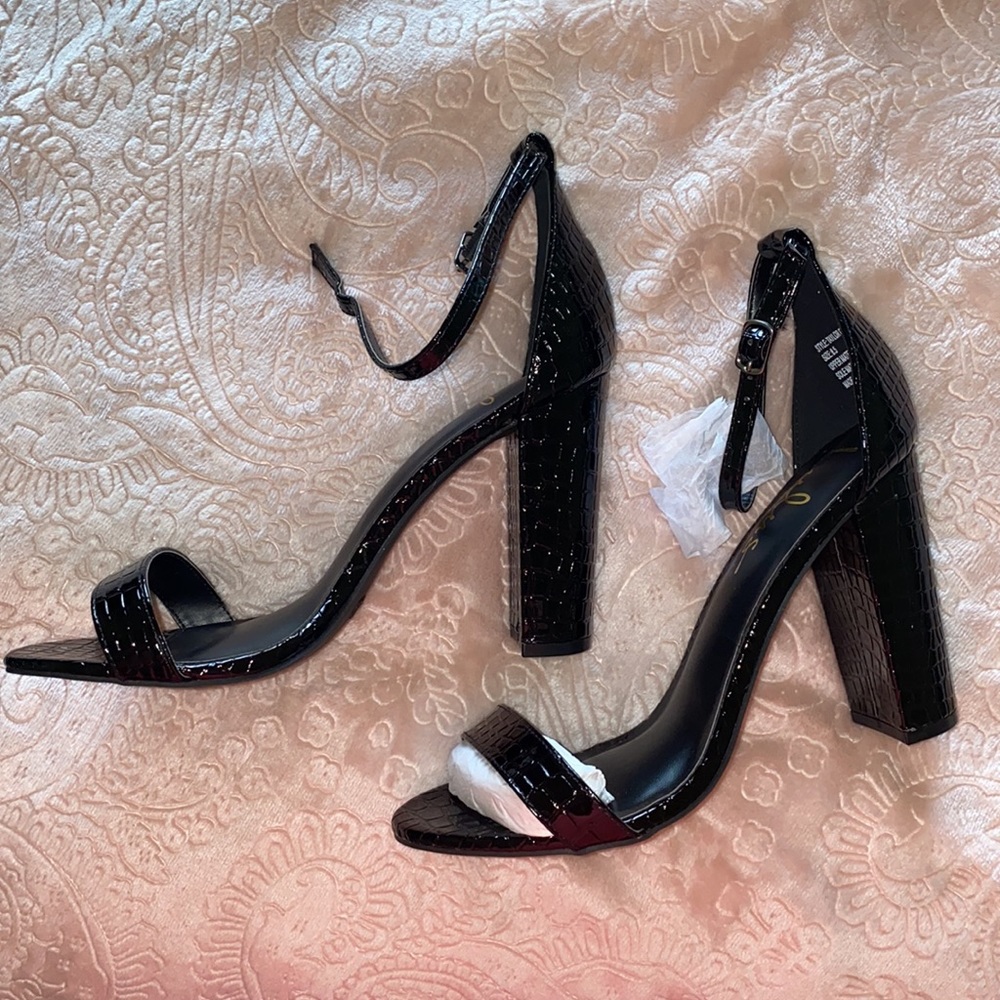 Black heels - Picture 3 of 3